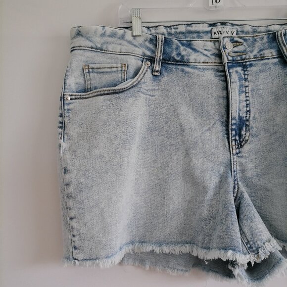 NWT Ava & Viv Womens Light Blue Mid Rise Frayed Hem Midi Mom Shorts Size 20W - Picture 3 of 7